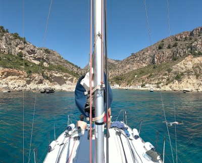 Excursión a la cala Llebeig y cala dels Testos en Barco desde Moraira