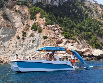 Alquiler de barco privado con tablas de paddle surf o SUP