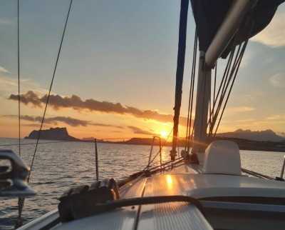 Amanecer en Moraira en Velero