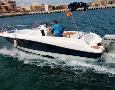 Alquiler de barco con patrón en Torrevieja: Navega a tu ritmo